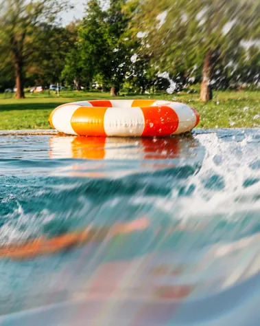 Schwimmer im Freibad Mirador mit Blick auf die Liegewiese