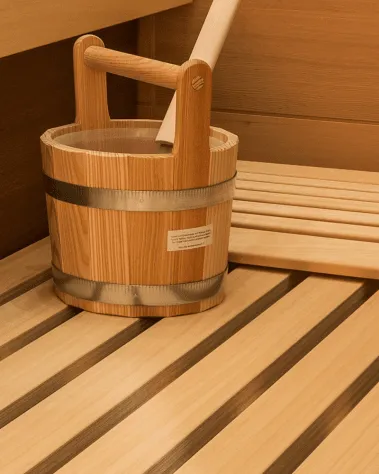Saunakübel in der Holzsauna im Mirador Saunabereich