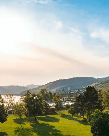 Ausblick über Stein, die Wachau, die Donau und die Liegewiese vom Mirador aus