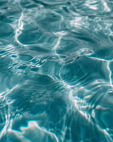 Wasseroberfläche der Schwimmbecken im Mirador